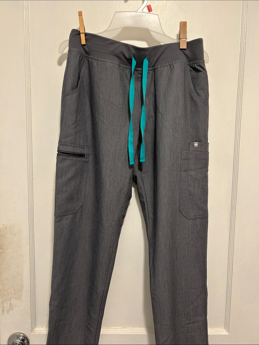 Figs  Graphite Cargo Scrub Pants with Teal Drawstring size S